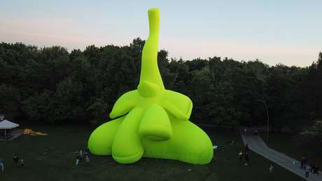 VIDEO: Plantan en un parque en Moscú un elefante inflable del tamaño de un edificio de ocho plantas