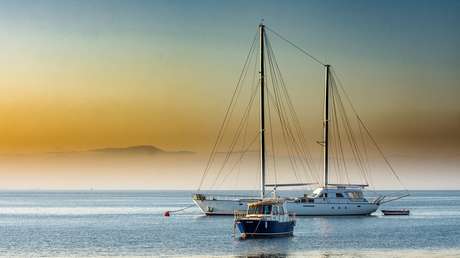 FOTO: Se pierde en el mar el lujoso yate de un multimillonario italiano al caer desde un carguero