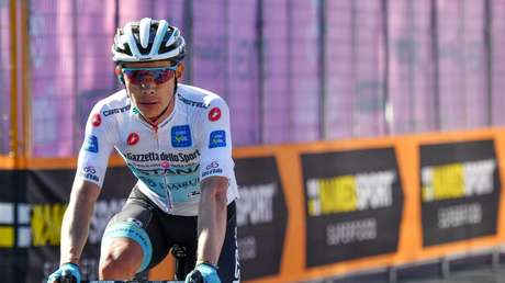 VIDEO: El ciclista colombiano Miguel Ángel López golpea a un aficionado que lo tumbó de la bicicleta 