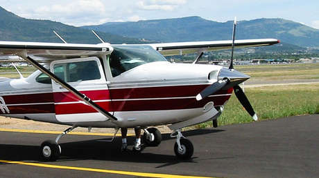 EE.UU.: Una avioneta aterriza de emergencia y se incrusta de punta en una playa (VIDEO)