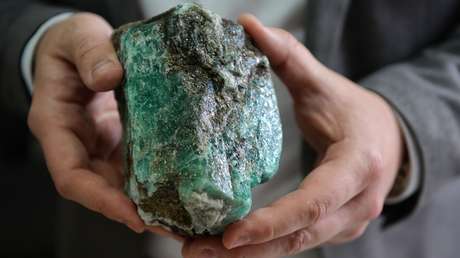 La mayor de los últimos 30 años: Hallan una rara esmeralda de 1,6 kilos en Rusia (FOTOS)