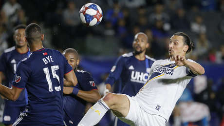 VIDEO: Ibrahimovic vuelve a asombrar marcando un impresionante gol con una acrobacia