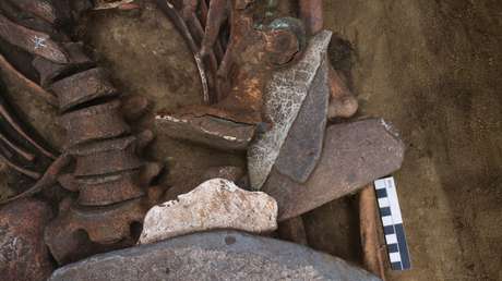 FOTOS: Encuentran en Siberia un 'hombre pájaro' y gafas de bronce de 5.000 años de antigüedad