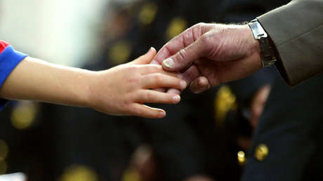 Maestro de EE.UU. adopta a un alumno sin hogar para que pueda obtener un trasplante de riñón