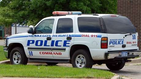 VIDEO: El hijo de una mujer asesinada intenta atacar en la corte al hombre que la mató