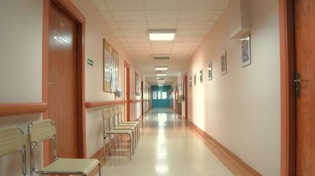 Un hombre trata de abusar de una doctora mientras dormía y esta le arranca una parte de la lengua
