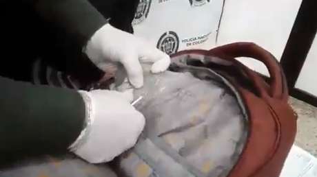 Una pareja discute en el aeropuerto camino a su luna de miel y la Policía descubre cocaína escondida en la maleta