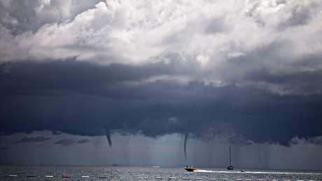 VIDEO: Captan un raro torbellino doble frente a las costas de Tailandia