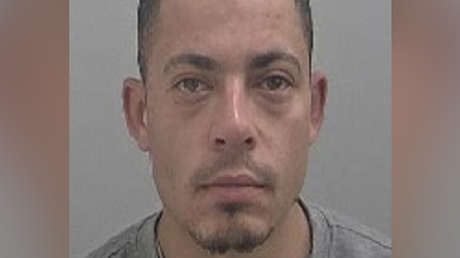 Condenado a 30 años de prisión por agredir sexualmente a tres mujeres y una niña en un mismo día muestra su pulgar hacia arriba al juez