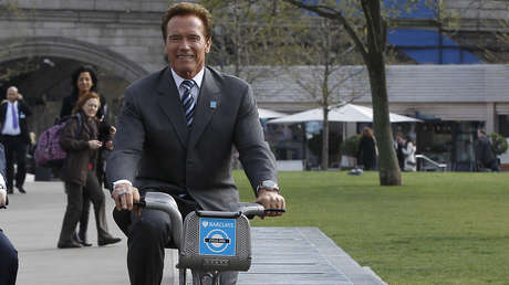 FOTOS, VIDEO: Guardaespaldas amenaza con una pistola eléctrica a un ladrón que trata de robar la bicicleta de Arnold Schwarzenegger