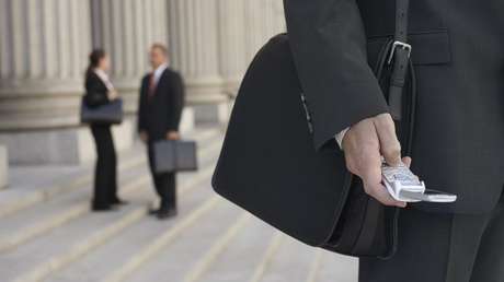 Ofrecen 1.000 dólares por 'retroceder en el tiempo' usando un teléfono plegable durante una semana