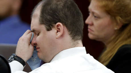 Un padre que asesinó a sus cinco hijos se presenta ante el jurado y se echa a llorar al ver sus fotografías