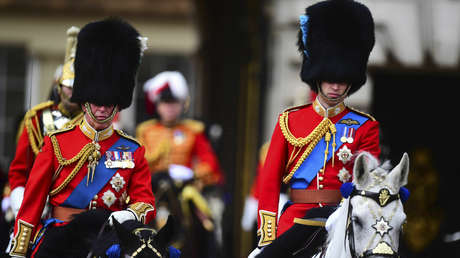 FOTO: Un oficial cae de un caballo en pleno desfile por el cumpleaños de la reina Isabel II