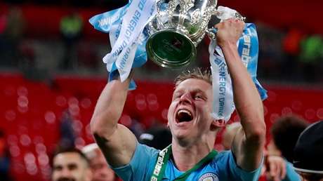 VIDEO: Futbolista del Manchester City besa en directo a una periodista después de la victoria de su selección