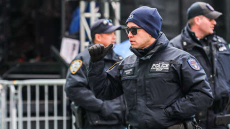 VIDEO: Captan a policías de Nueva York observando una pelea sin intervenir