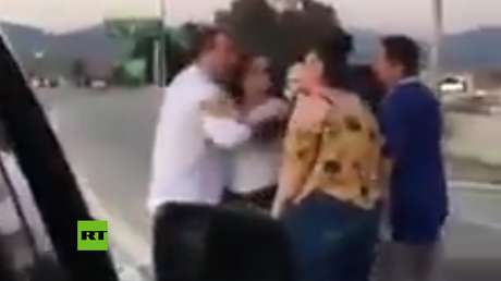 VIDEO: Un insulto racista desata una violenta pelea en una autopista de EE.UU.