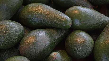 Un ladrón atraca dos bancos en Israel amenazando al personal con un aguacate