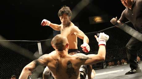 VIDEO: Un luchador de MMA noquea a su gigantesco rival de 160 kilos en apenas 49 segundos