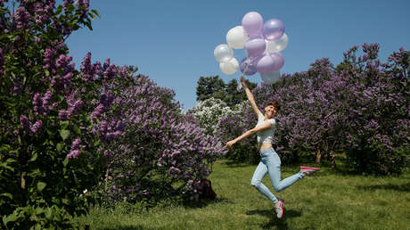 VIDEO: Suelta globos al aire para celebrar su graduación y deja un barrio a oscuras