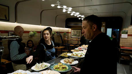 Un bar español cobra 10 euros extra a un grupo de clientes "por tocar los cojones"