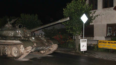 Un hombre borracho 'se pasea' por el centro de una ciudad polaca en un tanque soviético (FOTOS)