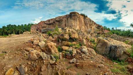 VIDEO: Un enorme deslizamiento entierra varios autos en una calle de china