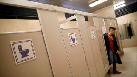 La policía de Malasia busca a un hombre que intentó filmar a una mujer en un baño