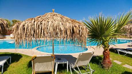 Demanda a un hotel español por sufrir un presunto accidente en la piscina, pero un video lo delata