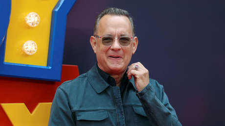 VIDEO: Tom Hanks acepta un reto de Jimmy Kimmel y 'roba' en una tienda de recuerdos ante los ojos de todos