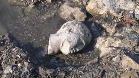 FOTOS: Una monumental edificación griega aparece bajo las aguas en el escenario de una épica batalla