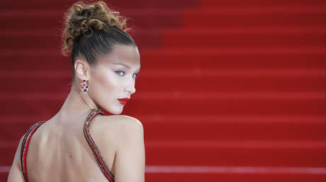 Bella Hadid se disculpa por una imagen en la que 'pisotea' las banderas de Arabia Saudita y los EAU (FOTO)