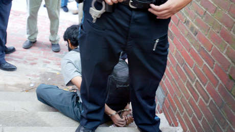 VIDEO: Un detective interrumpe su rueda de prensa para capturar en directo a un acosador