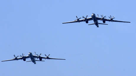 Cazas japoneses escoltan dos bombarderos rusos Tu–95 MS en el Pacífico