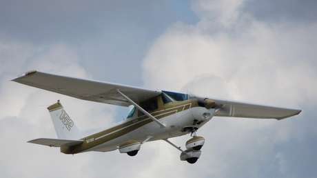 VIDEO: Una avioneta aterriza de emergencia en una autopista en plena hora pico