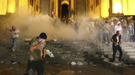 FOTO: Un productor de la agencia Ruptly es herido por una bala de goma durante los disturbios en Tiflis