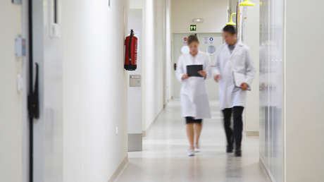 Birmania: Una doctora publica en Facebook fotos suyas en bikini y le retiran el título