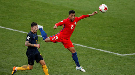 VIDEOS: Un futbolista chileno zancadillea a un invasor de campo que recorrió la cancha con una máscara de gallina