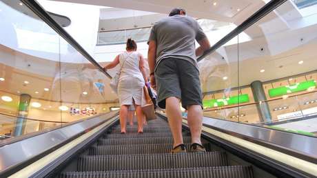 Caída mortal de un niño desde una escalera eléctrica en la India