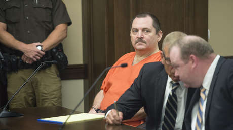 VIDEO: Un procesado por estrangular y desmembrar a una joven se corta la garganta en pleno juicio en EE.UU.