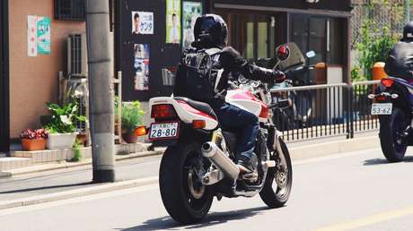VIDEO: Conductores persiguen e interceptan a ladrones que huían en una motocicleta en México