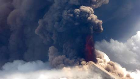 Papúa Nueva Guinea: El volcán Ulawun entra en erupción y obliga a evacuar aldeas cercanas