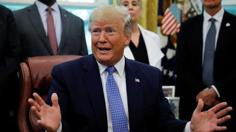 Trump anuncia por error sanciones contra un líder iraní muerto hace 30 años y la Red no perdona