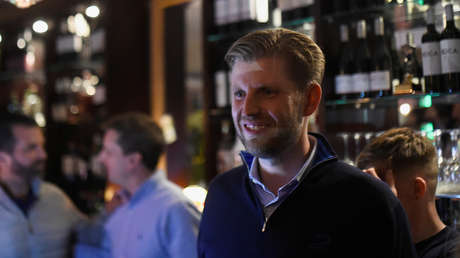 Una mesera escupe al hijo de Donald Trump en un bar de Chicago  