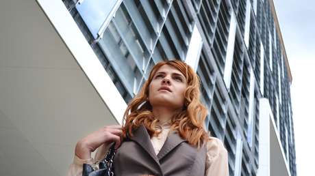 VIDEO: Un disco de pesas golpea a una mujer en la cabeza tras caer de un séptimo piso