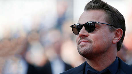 Leonardo DiCaprio recibe un balonazo en la cara durante un partido de voleibol y se hace viral (FOTOS)