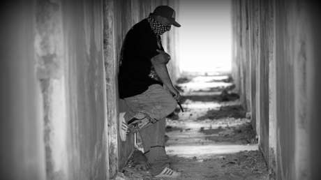 VIDEO: Una mujer dispara y arroja una toalla ardiendo contra la casa de su vecino en EE.UU.