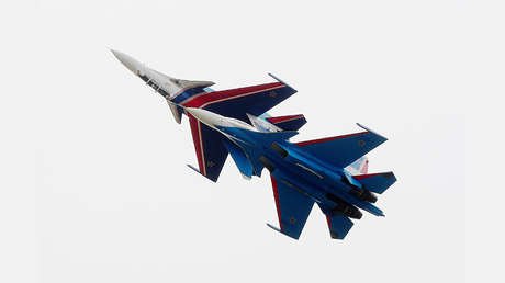 Rollos, bucles y 'tailslide': Los ases rusos de la acrobacia aérea deslumbran en Moscú (VIDEO)