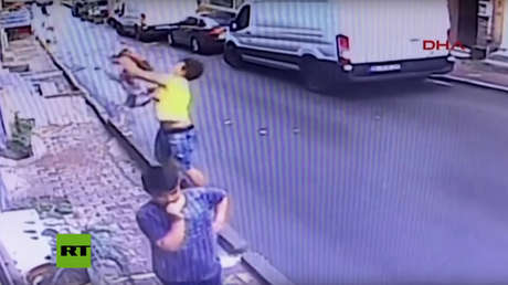 VIDEO: Un adolescente atrapa al vuelo a una niña de 2 años que cayó por una ventana