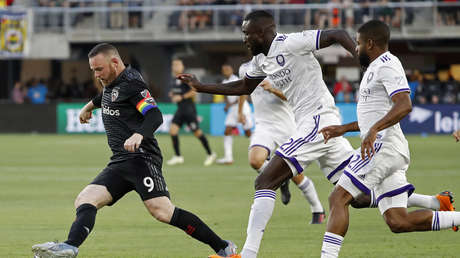 VIDEO: Wayne Rooney anota un gol desde su propio campo y el estadio estalla en una ovación