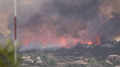 Un incendio forestal en España provoca el desalojo de viviendas en Toledo